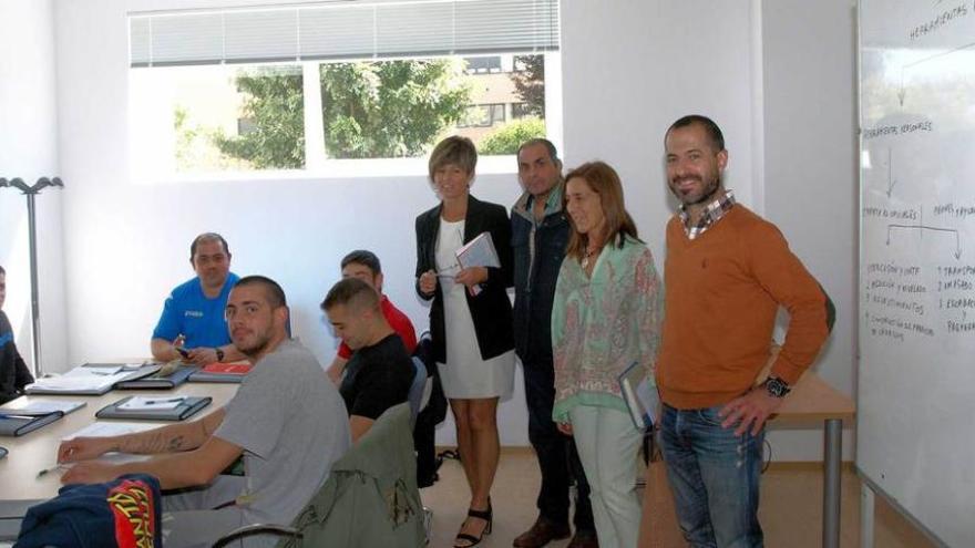 Por la derecha, Ángel García, Raquel Camporro, Antonio Méndez y Elena Charro, con los participantes en el proyecto, en Lugones.