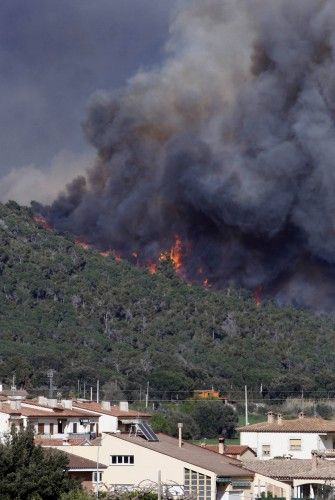 Incendi forestal a peu de les Gavarres