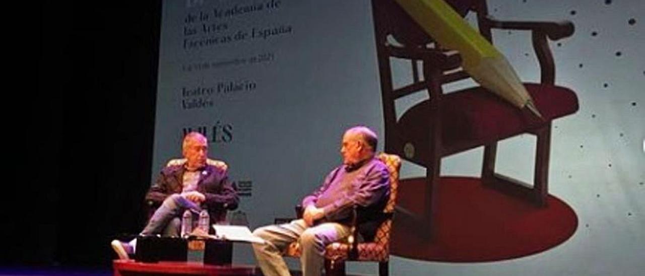 Emilio Sagi y César Oliva, ayer, sobre las tablas del Palacio Valdés.