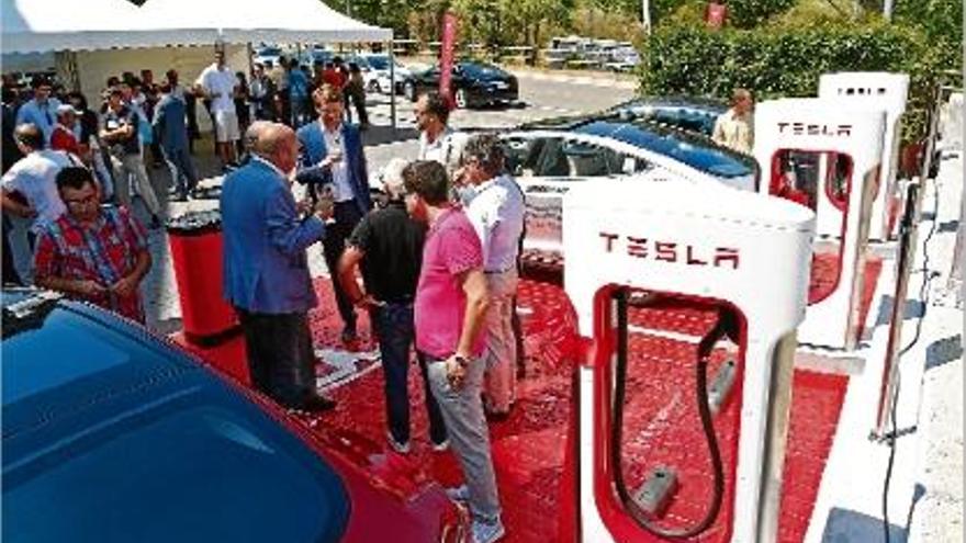 «Supercarregador» per a cotxes elèctrics Tesla a Girona