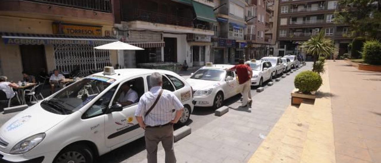 Torrevieja lleva al juzgado el mercadeo con las licencias de taxi