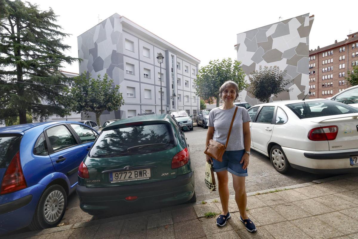 Luisa Fernández ante los edificiós rehabilitados.
