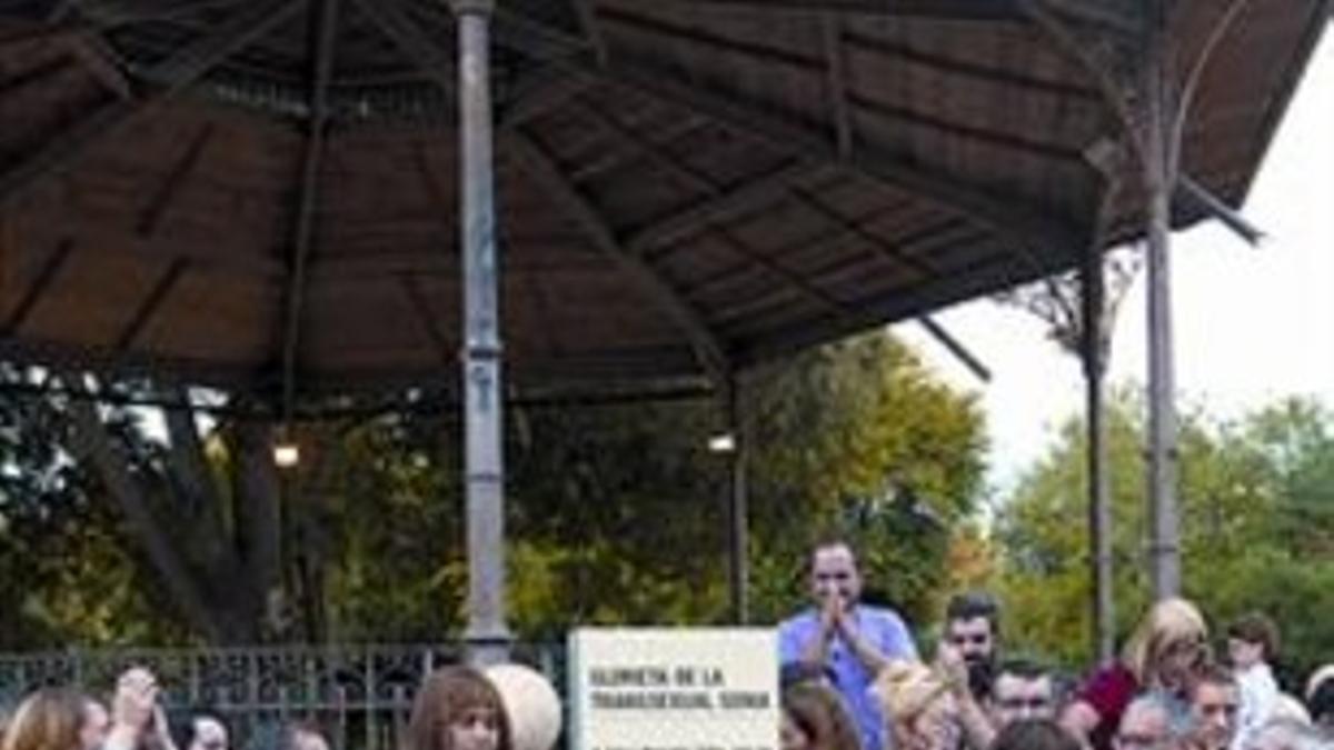 Placa en la glorieta 8Participantes del acto, al final del tributo.