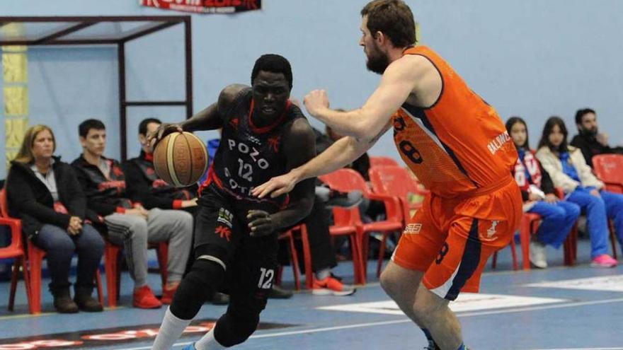 Senghor trata de penetrar ante Sparkman.