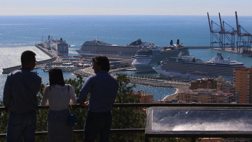 Varios cruceros en el puerto de Málaga en noviembre de 2015.