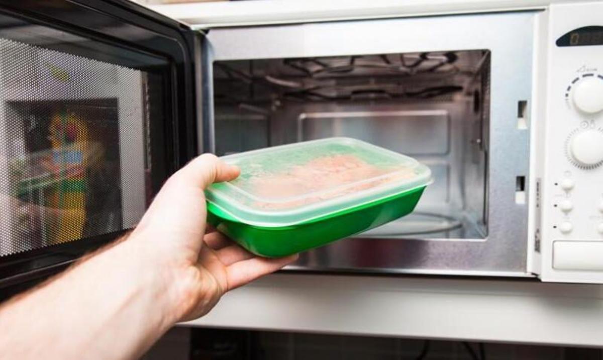 Hay que evitar calentar comida envasada en plástico en el microondas