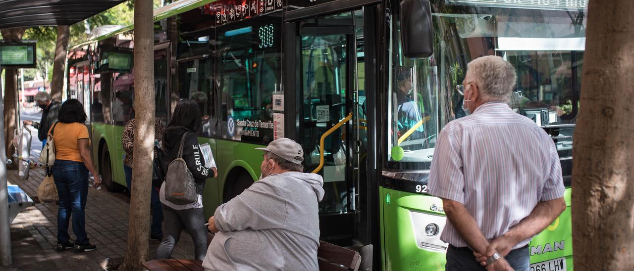 Una de las líneas de guaguas que prestan servicio en Santa Cruz de Tenerife.