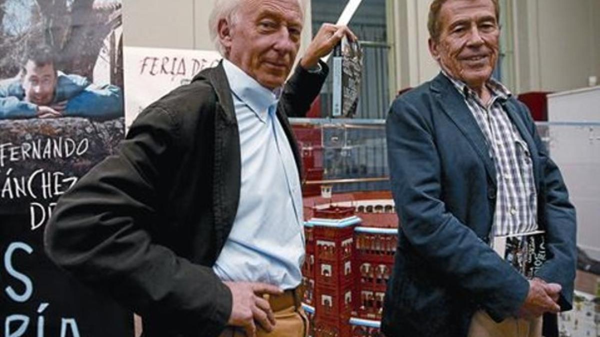 Albert Boadella y Fernando Sánchez Dragó, ayer, en el interior de la plaza de toros de Las Ventas de Madrid,