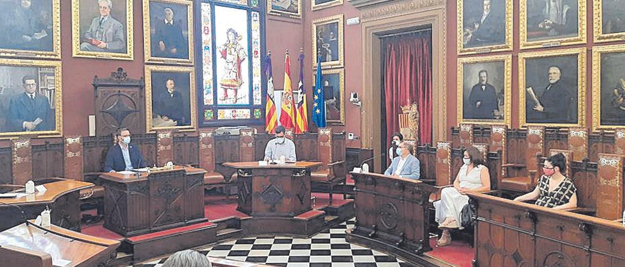 El acto de homenaje se celebró en el salón de plenos de Cort.