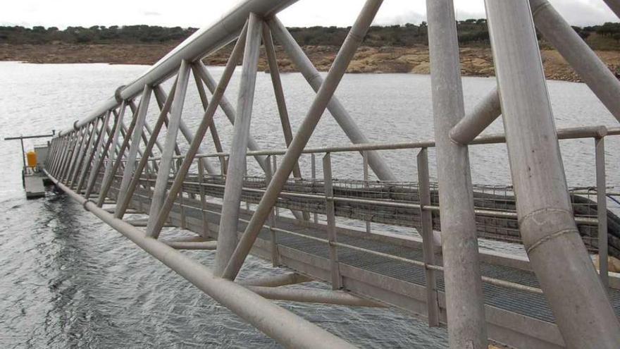 Captación de agua de la Mancomunidad Sayagua en el embalse de Almendra.