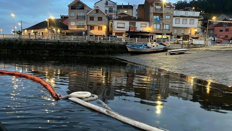 Un vertido accidental de combustible obliga a desplegar barreras anticontaminación en el puerto de Combarro