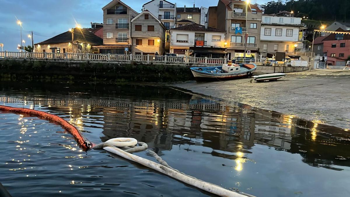 Al fondo, el barco varado en la rampa que perdió el combustible