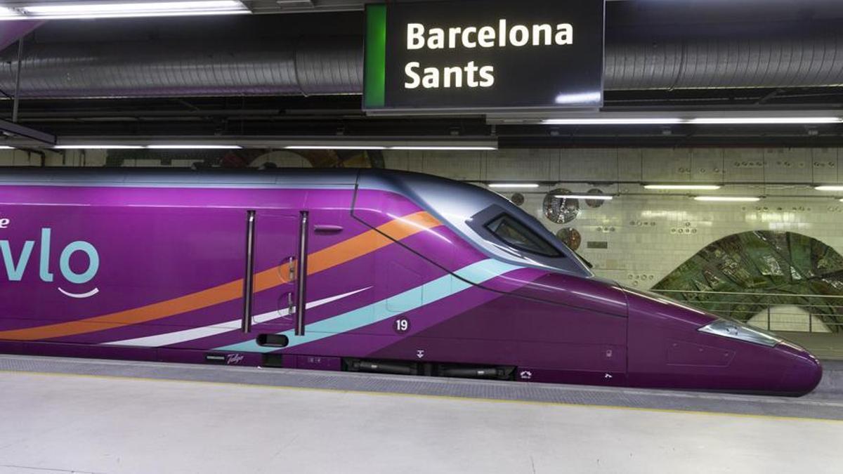 Un AVLO, la alta velocidad 'low cost' de Renfe, en Sants, el pasado martes.