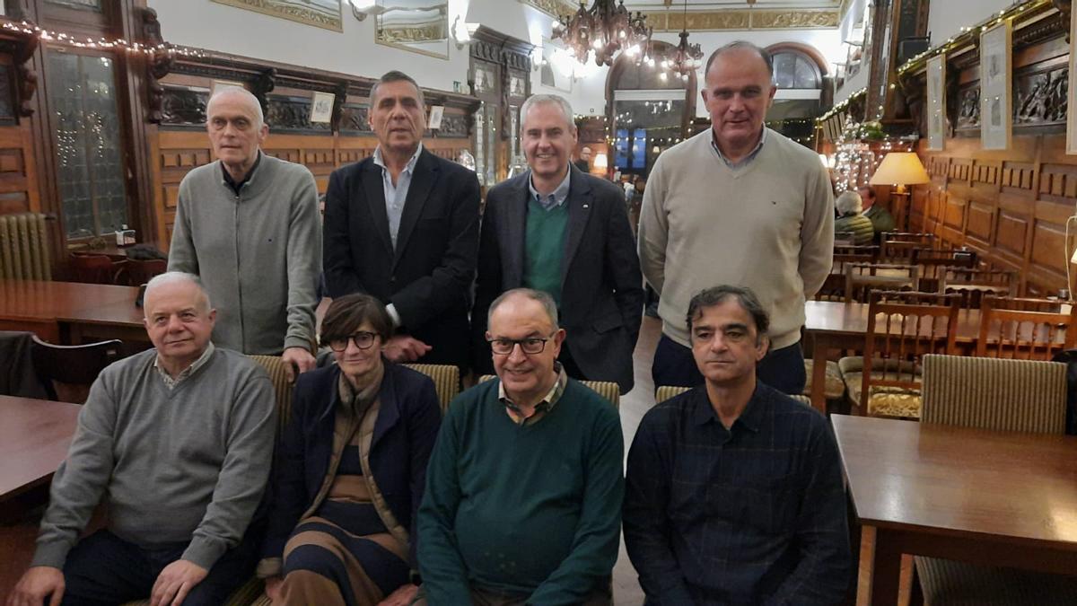 Bernárdez, con varios miembros de su junta directiva.