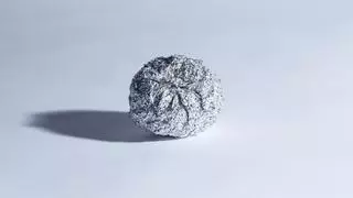 Meter bolas de papel de aluminio en el congelador: el secreto que cada vez aplica más gente