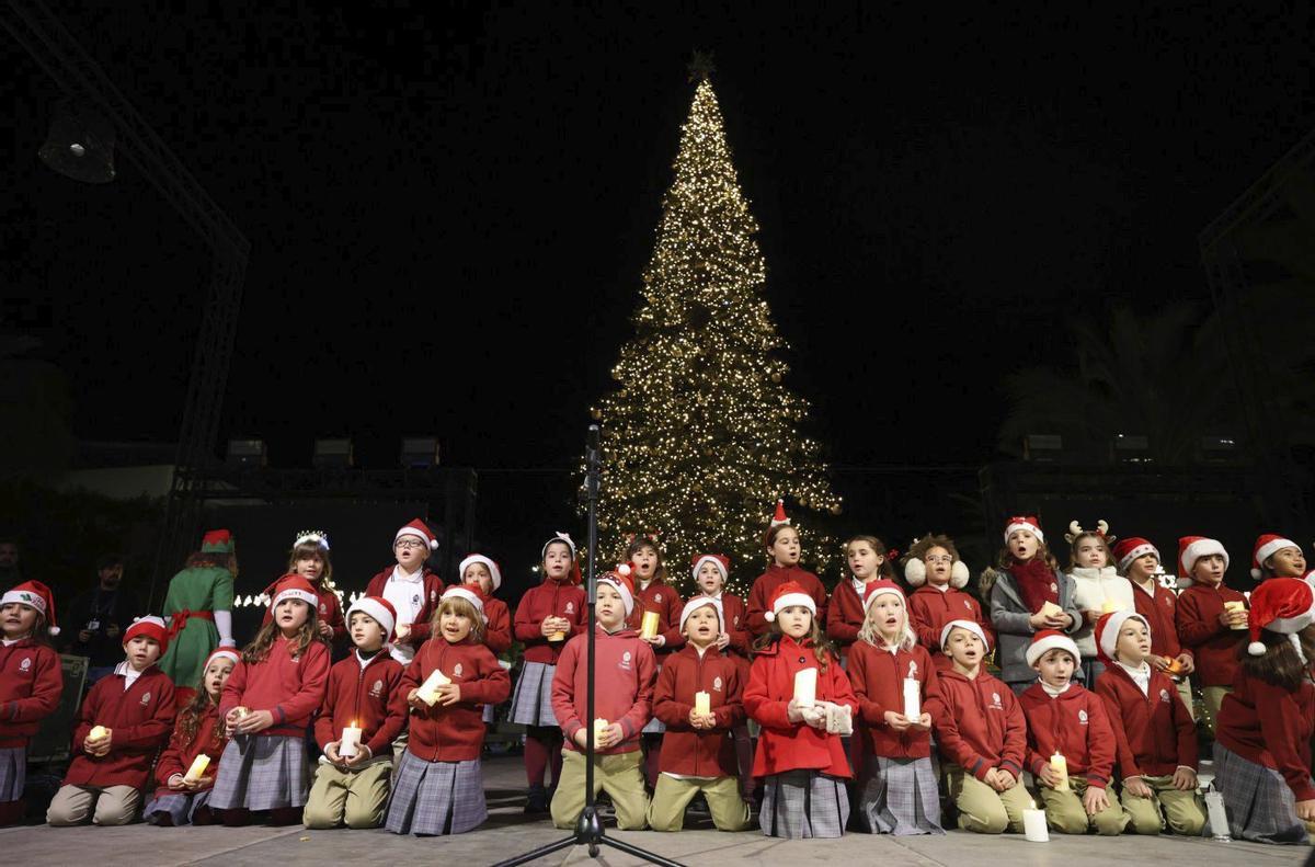 Cantar villancicos o asistir a los distintos actos que organizan los ayuntamientos de las Pitiüses es un plan ideal para la familia. | J.A. RIERA