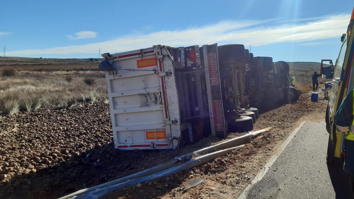 Imagen del camión volcado.