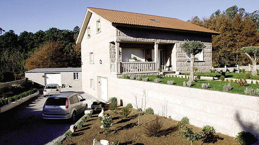 Exterior de la vivienda situada en el municipio pontevedrés de Portas, donde se produjo el crimen.