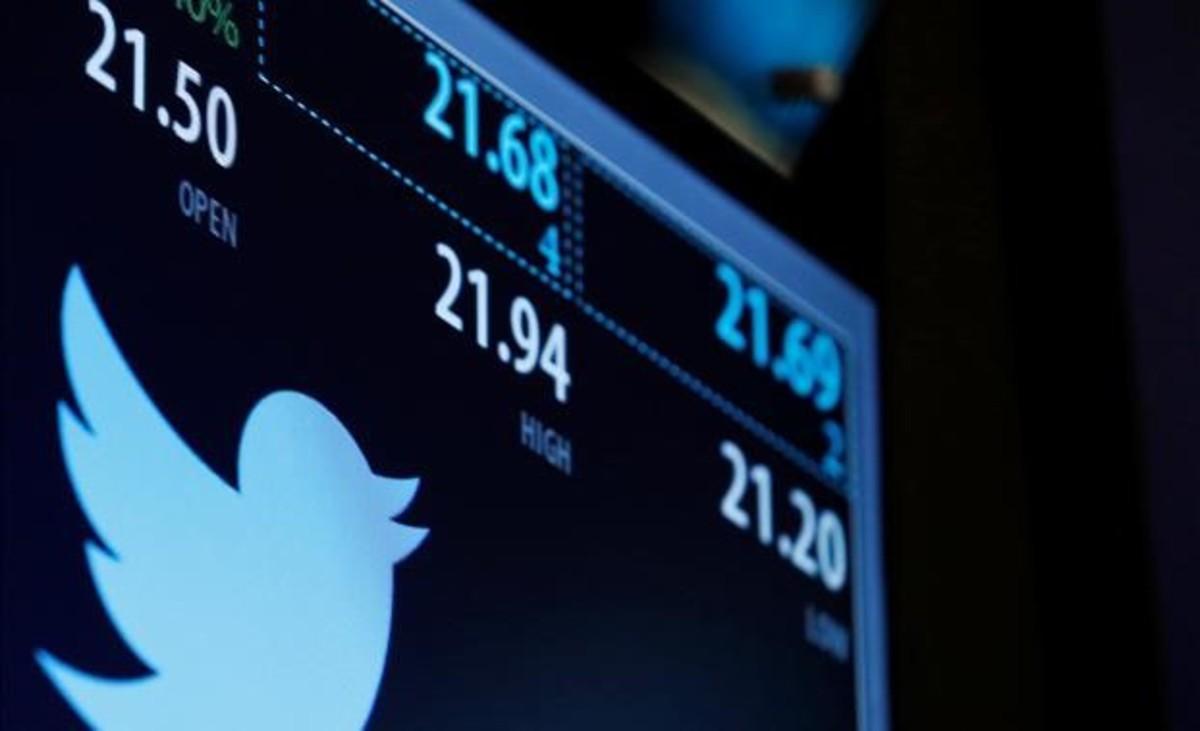 El logo de Twitter en un pantalla de la Bolsa de Nueva York. El logo de Twitter en un pantalla de la Bolsa de Nueva York.