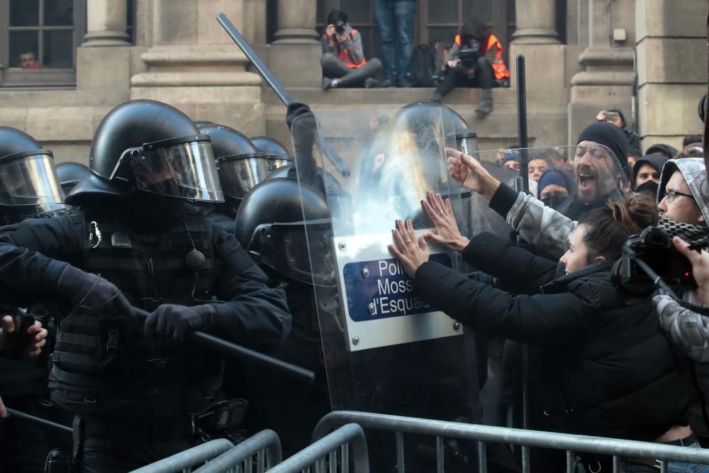 Tensió i enfrontaments entre Mossos i manifestants al centre de Barcelona