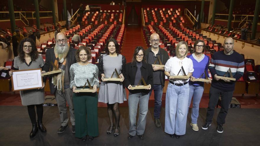 Els Ciutat d’Alzira fan un homenatge a Estellés i als damnificats per la dana