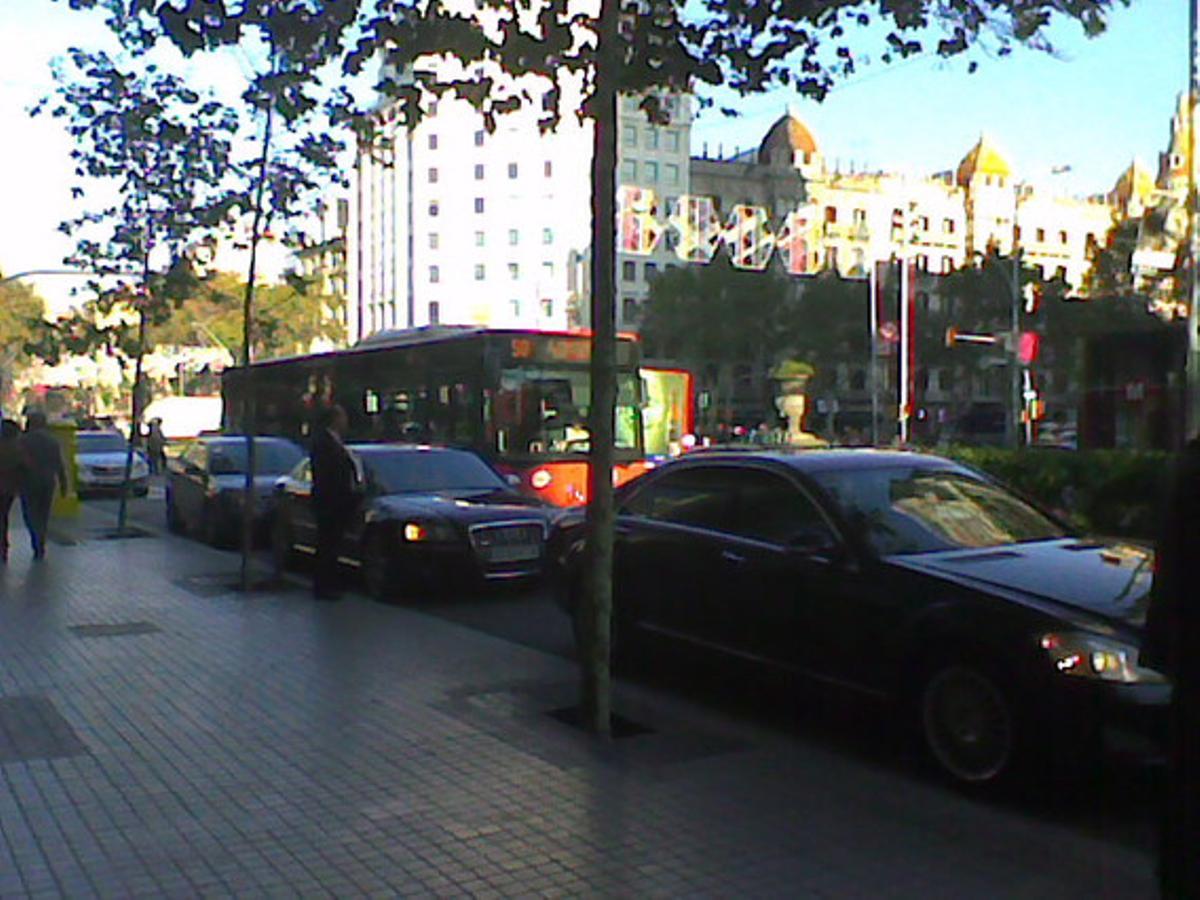 Pàrquing impune en zona prohibida. Una vegada més, els vips (o, simplement, els que tenen un cotxe gran i car) aparquen on més els convé, menyspreant les normes bàsiques de circulació, en una demostració de supèrbia inigualable. I novament cap guàrdia urbà els ho impedeix, cosa que és ja habitual i vergonyosa. A la foto, feta dijous a la tarda a la Gran Via, cantonada amb el passeig de Gràcia, de Barcelona, es veuen aquests vehicles estacionats al carril bus.