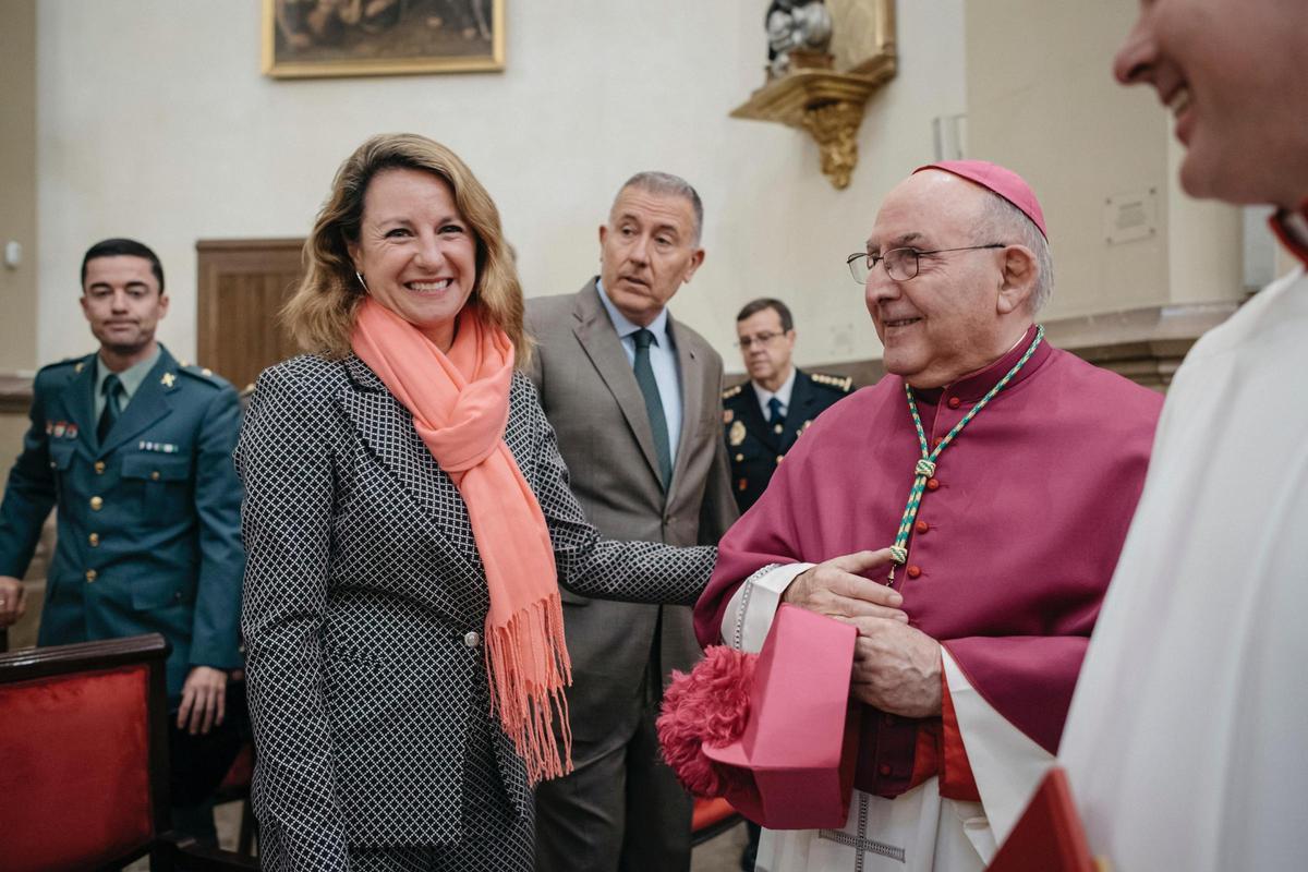 La alcaldesa ha felicitado al prelado tras asistir a la misa en la concatedral.