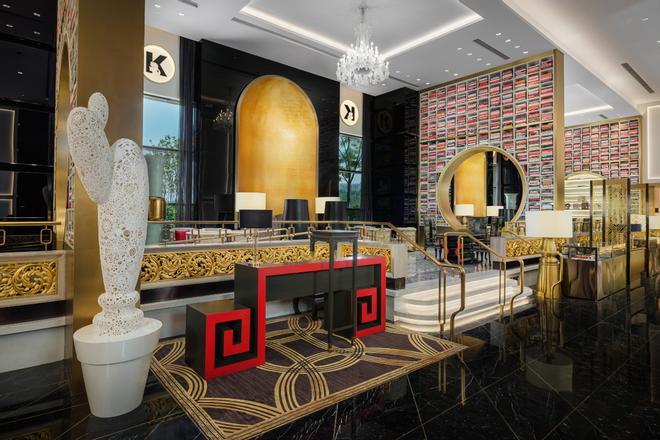 En el alojamiento se mezclan varios estilos, destacando el chinoiserie y Art Decó