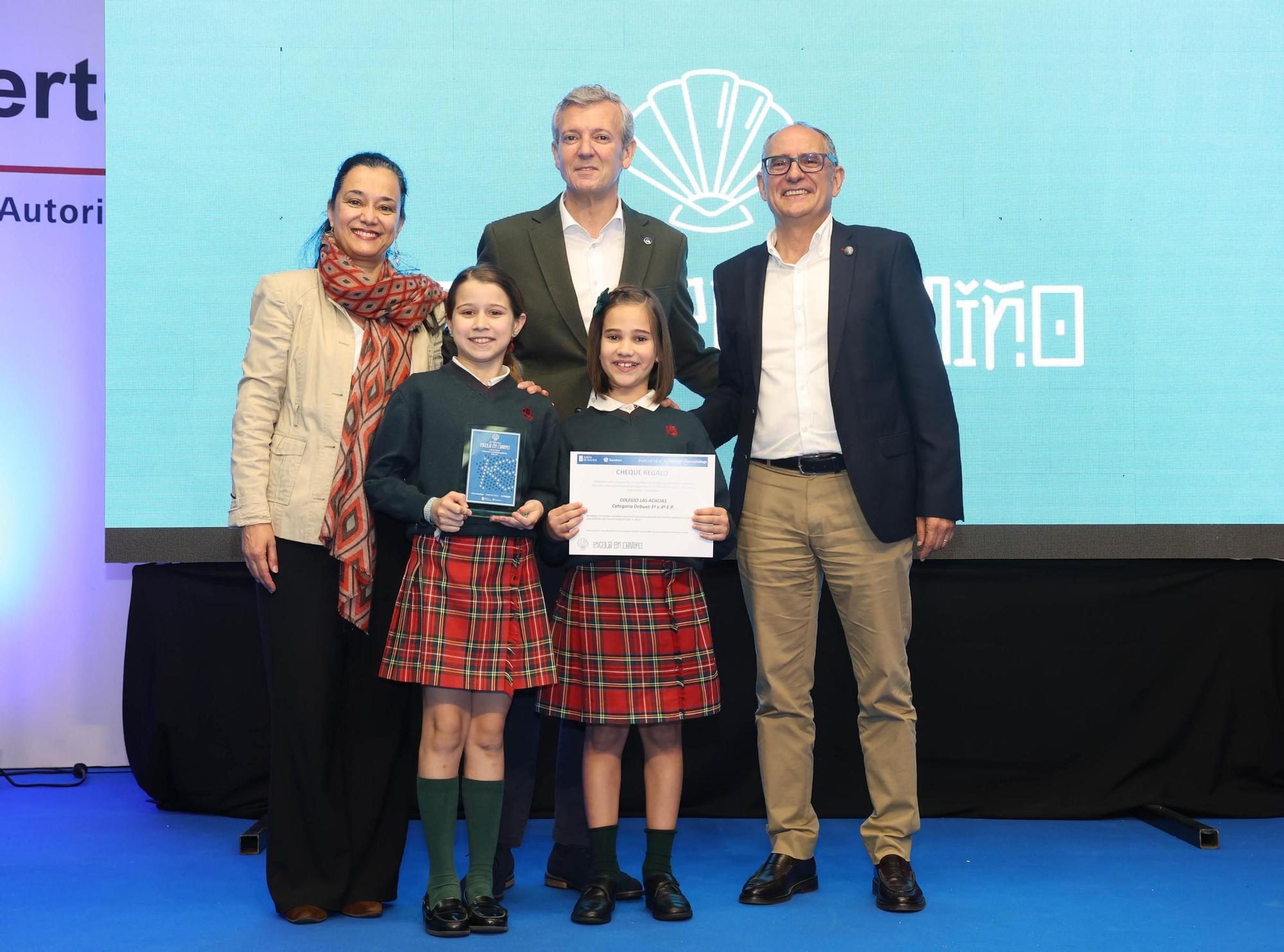 Laura González recolle o premio na categoría de 3ºe 4º de EP por «O trotamundos».