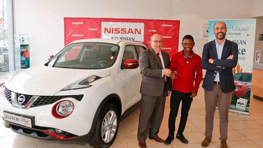 Aristido Tomas Mbá, ganador del Nissan Juke de esta semana, en el centro de la imagen con Miguel Ángel González, gerente de Cyasa -a la izquierda-, y Francisco Costales, jefe de gestión de LA NUEVA ESPAÑA.