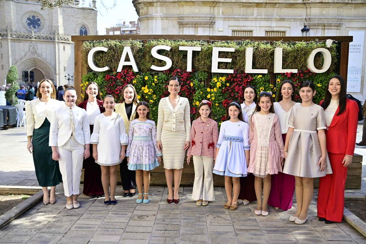 Les reines i les dames de la ciutat, davant del tapiç floral de la plaça Pescaderia de Castelló.