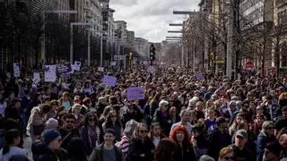 La marea feminista viste de morado Zaragoza en el 8M: "Que las jóvenes recuerden que la historia retrocede y defiendan lo que tienen"