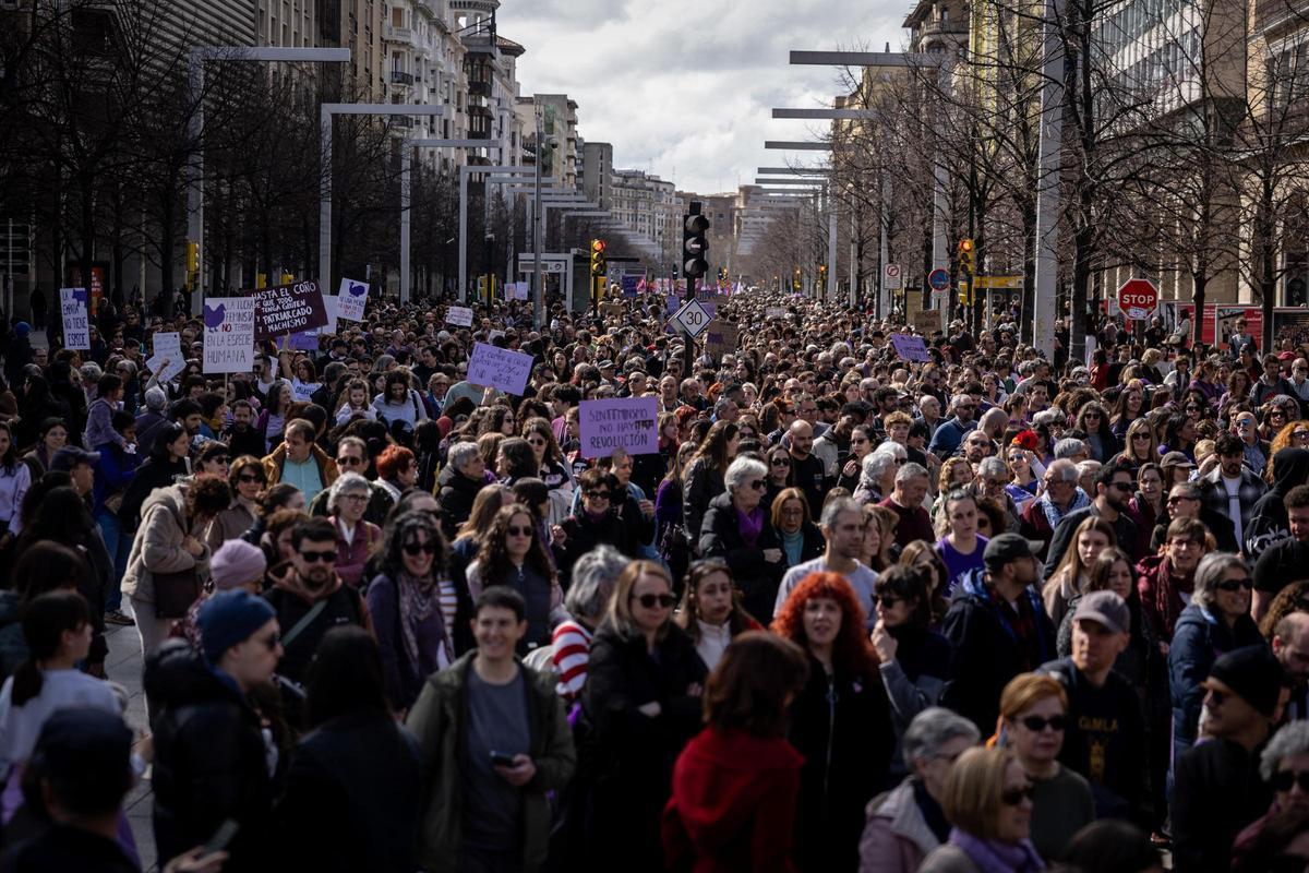 En imágenes | La marea feminista viste de morado el centro de Zaragoza por el 8M