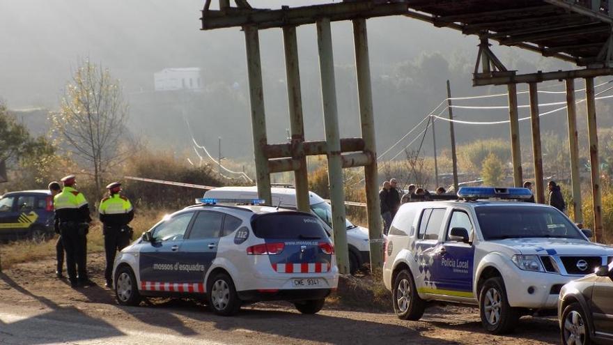 Agents dels Mossos d&#039;Esquadra i de la Policia Local al lloc on van trobar el cadàver de la dona