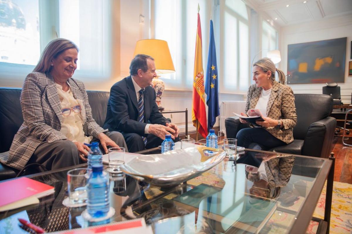 La primera tenienta de alcalde, Carmela Silva (i.), y Caballero, en la reunión con la ministra Tolón.