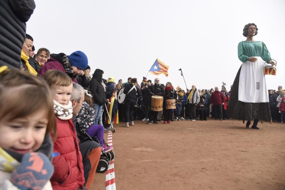 Lledoners s'omple de gegants i gegantons en una trobada inèdita