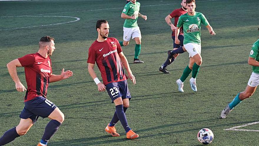 Óscar Díaz, con el dorsal 23, intenta filtrar un pase.