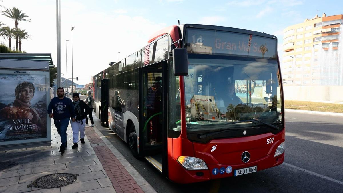 Varios usuarios toman la línea 14 del autobús en Alicante