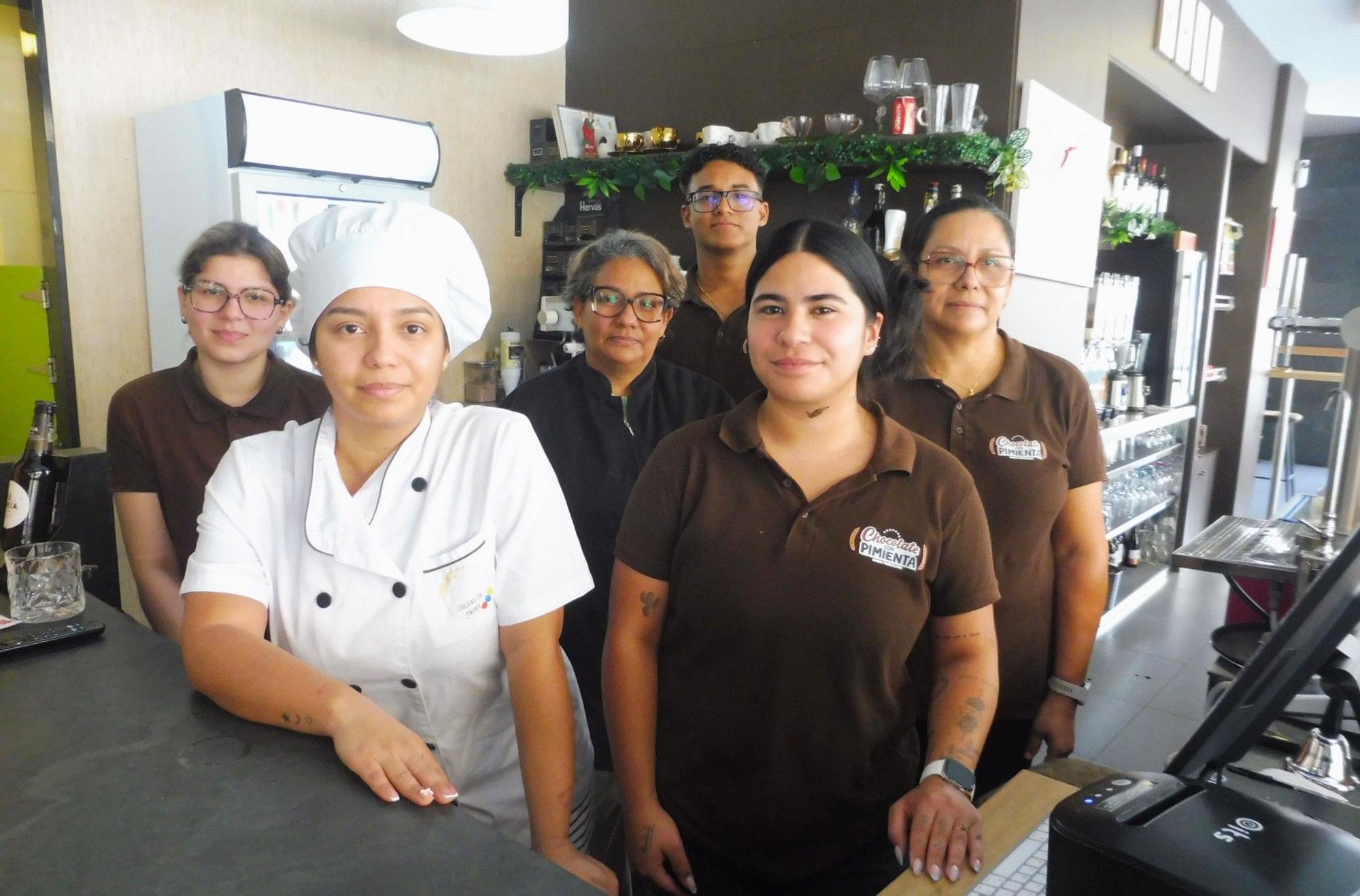 Oriana, a la derecha en primer término, acompañada por parte de la plantilla de Chocolate con Pimienta, en Gandia, este viernes.