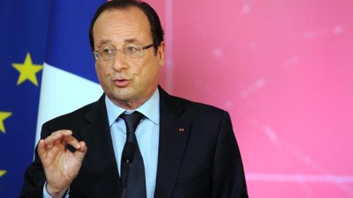 Hollande pronuncia un discurso en un hospital de Lorient, en el sur de la Bretaña, este lunes.