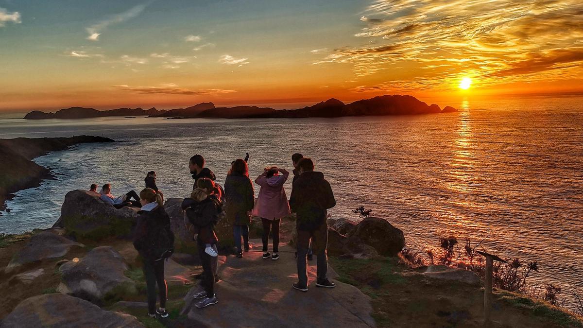 Vista de un atardecer desde la Costa da Vela con las Cíes al fondo.