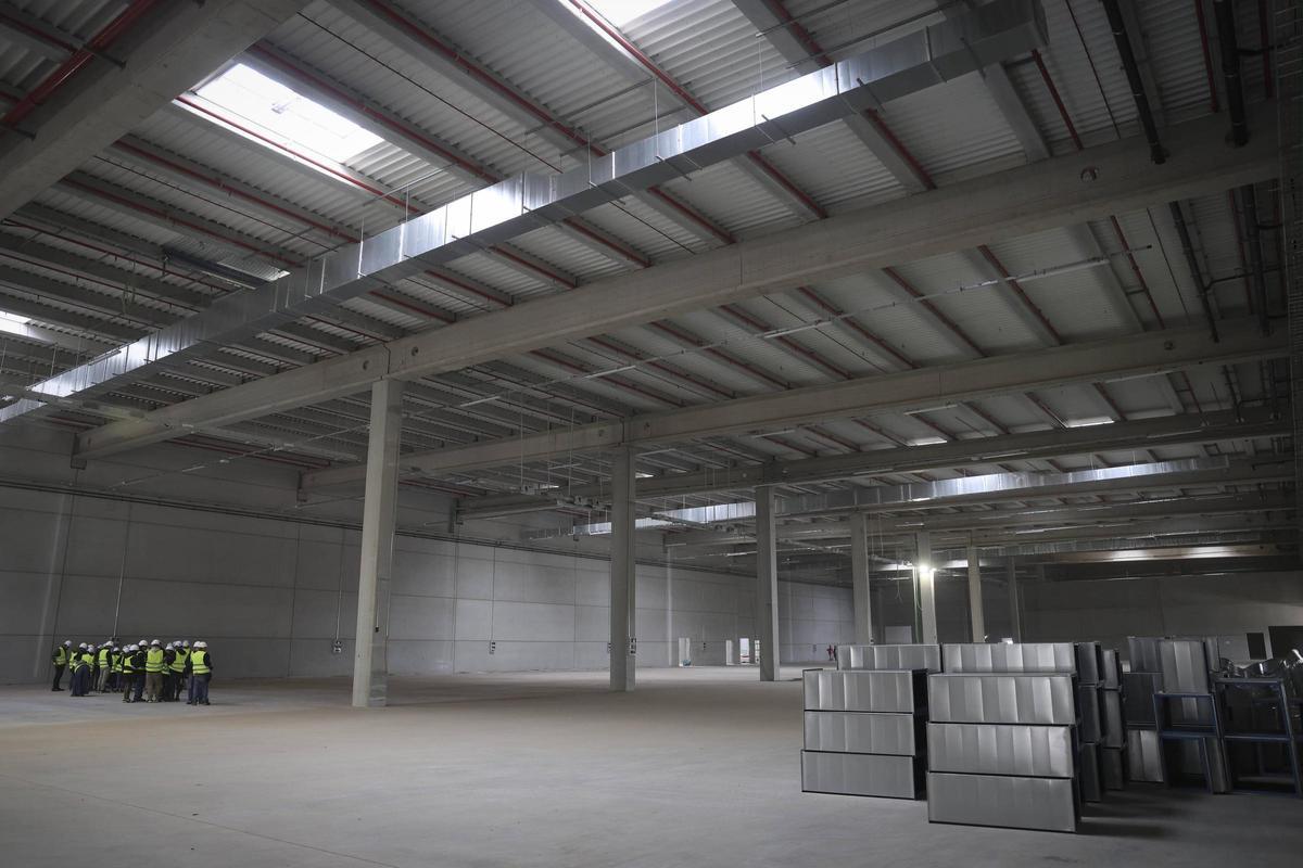 Interior del área de logística de la gigafactoría.