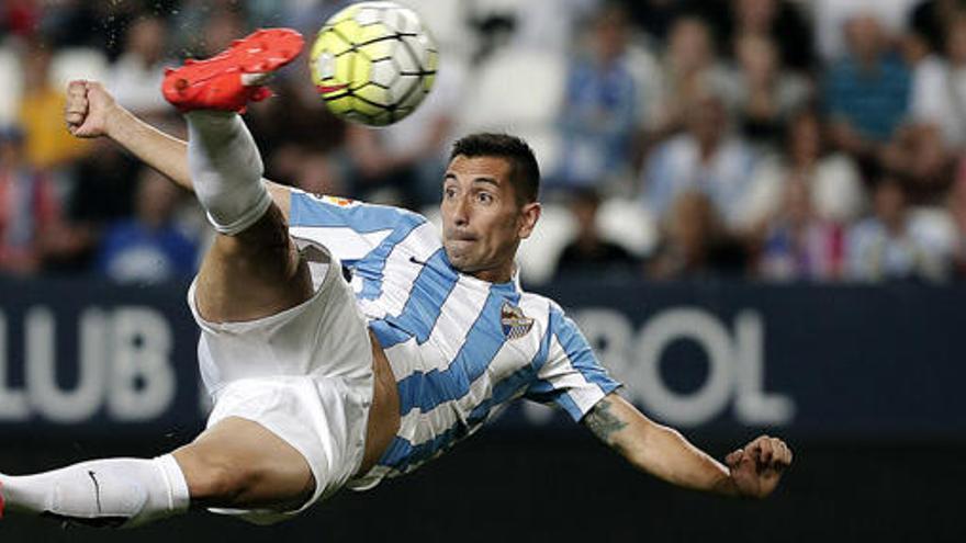 El malaguista Charles golpea de media chilena para hacer el primer gol de la noche del sábado.