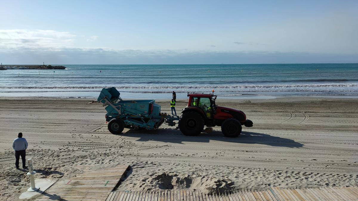Imagen de la maquinaria de limpieza de playas en Orihuela Costa