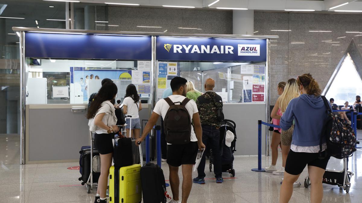 Passagiere stehen am Schalter von Ryanair auf dem Flughafen von Palma de Mallorca. Das Kabinenpersonal von Ryanair beginnt heute in einigen Ländern einen Streik wegen der Arbeitsbedingungen.