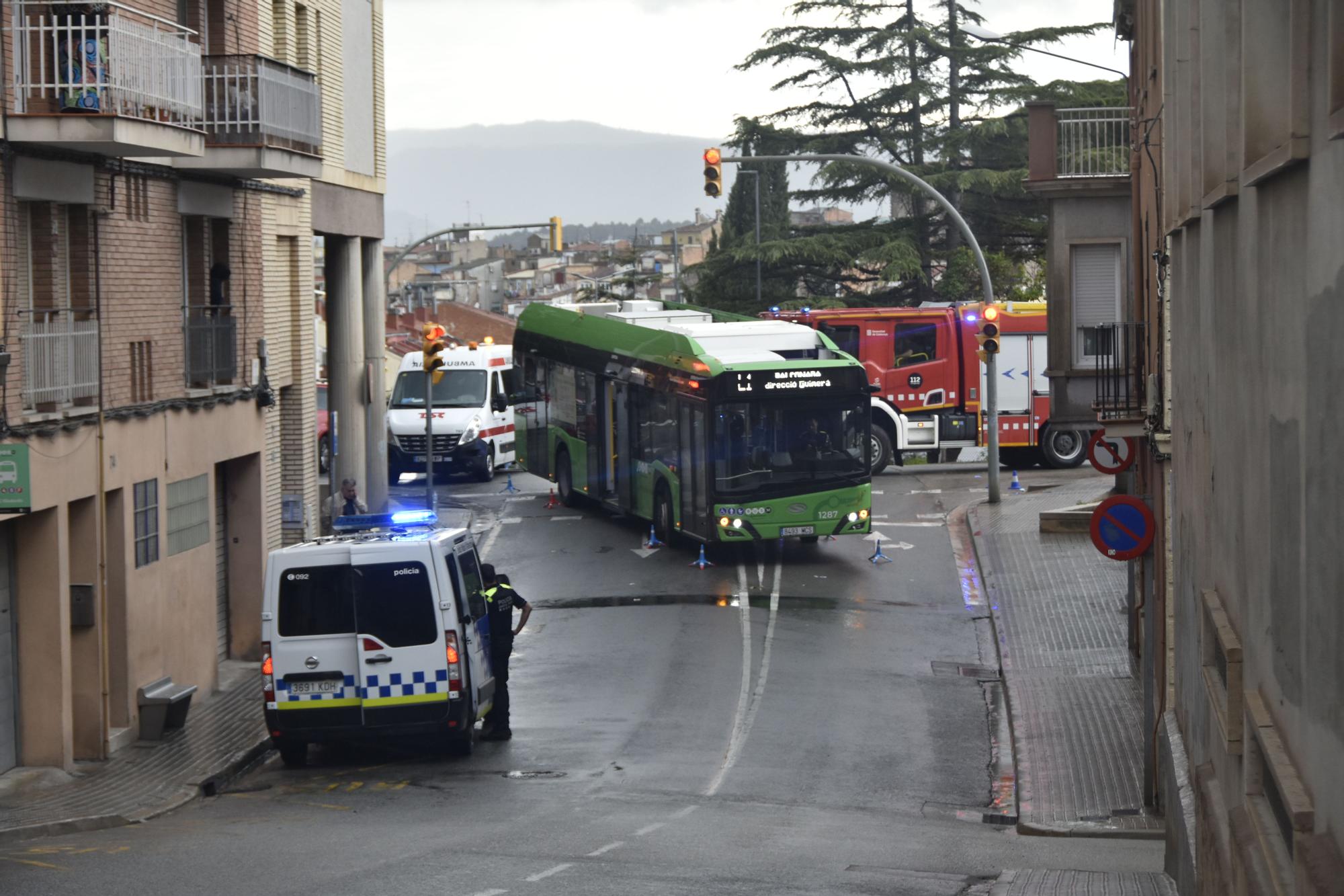 Un bus urbà atropella una dona i un nen a Manresa