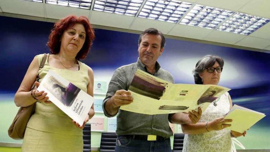 Luis Bará, con dos nietas del homenajeado. // Gustavo Santos