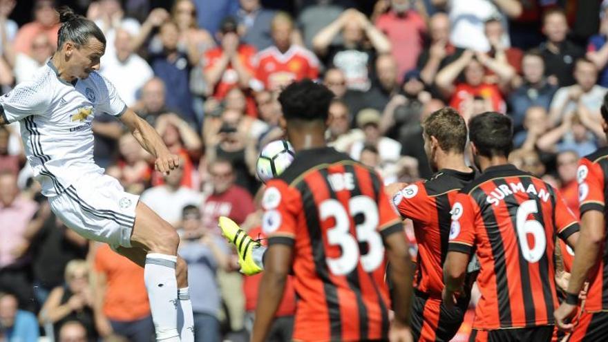 Ibrahimovic chuta ante la defensa del Bournemouth.