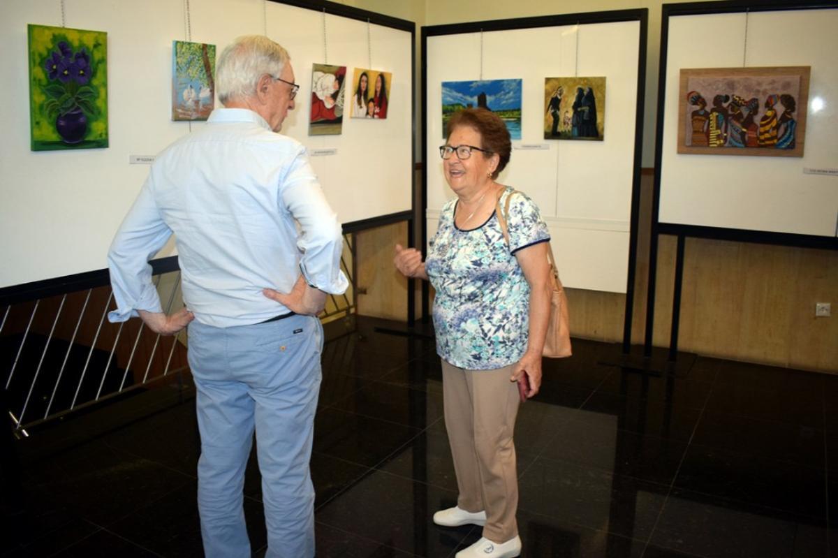 La exposición con las obras realizadas por los participantes en las clases de pintura del programa de envejecimiento activo.