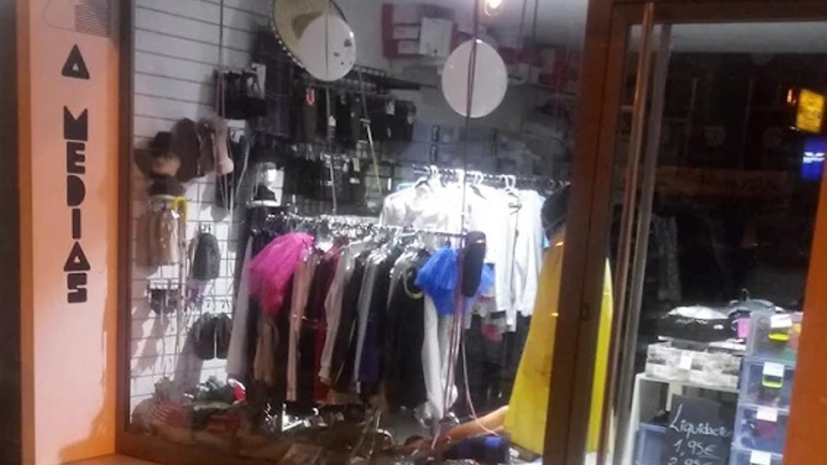 El escaparate de la tienda que regentaba Rosi "A Medias".